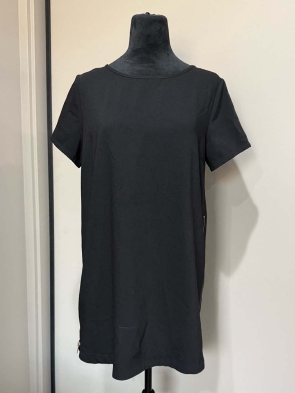 Lumiere Black Short Sleeve Shift Dress with Side Zippers - Large